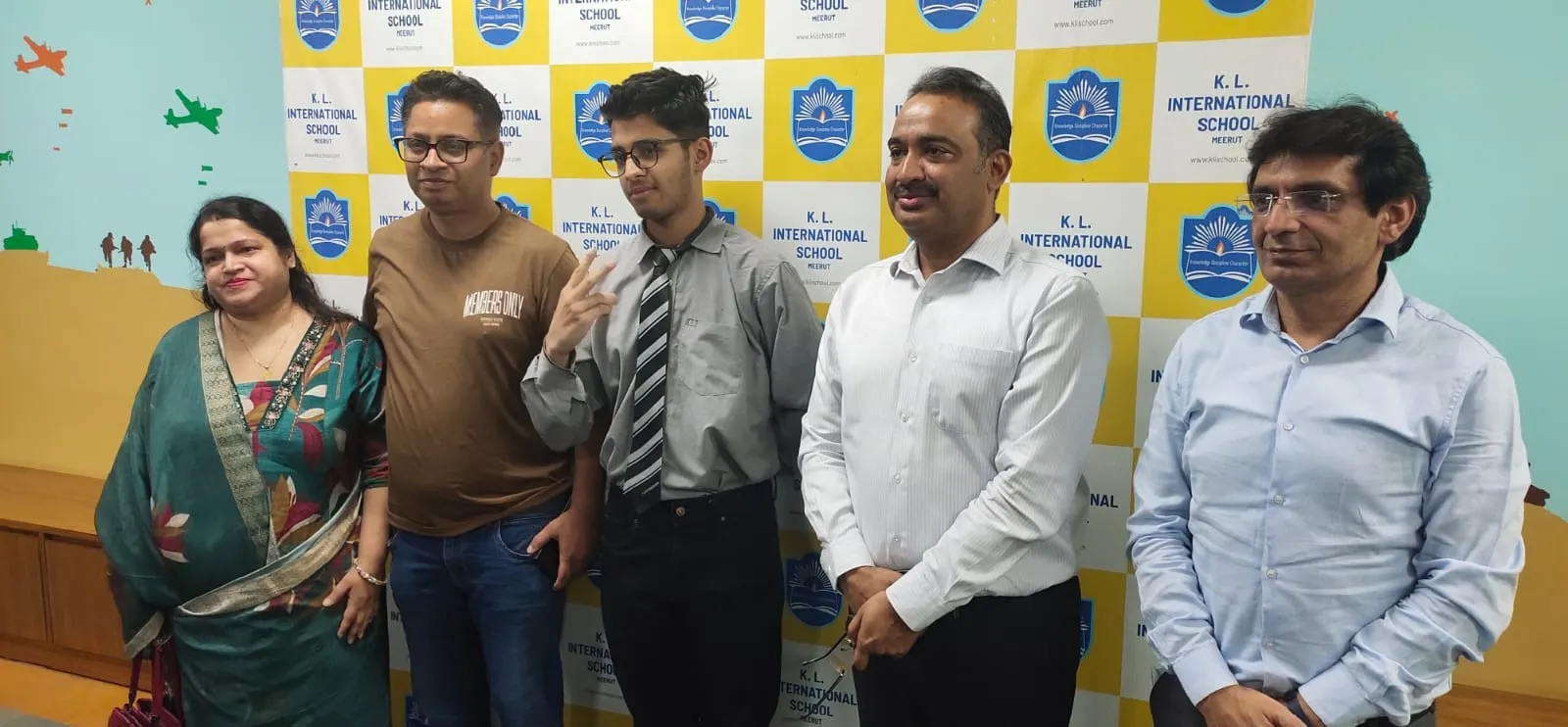 CBSE 10th Result: मेरठ जिले के टाॅपर विवान अग्रवाल ने पाए 99.4 प्रतिशत अंक, एक नंंबर पीछे युविका दूसरे स्थान पर