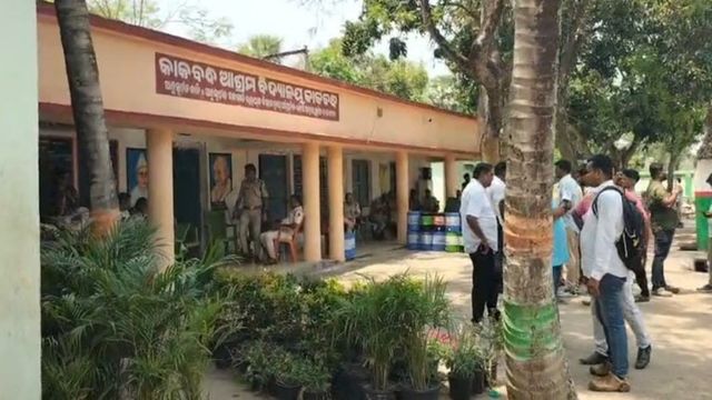 मयूरभंज में कोहराम: आश्रम स्कूल में जहरीला खाना खाने से 100 बच्चे बीमार, एक छात्रा की मौत के बाद बवाल
