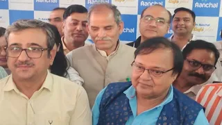 आंचल डेयरी परिसर में प्रशंसकों ने अभिनेता संग ली खूब सेल्फी। Jagran
