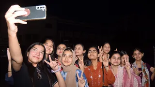 सेंट मैरी स्कूल में साथियो के साथ सेल्फी लेकर सीबीएसई परिणाम आने की खुशी व्यक्त छात्राएं।जागरण
