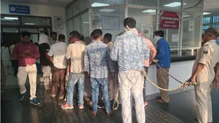 मेडिकल जांच के लिए अस्पताल पहुंचे रैकेट के सदस्य। (जागरण)