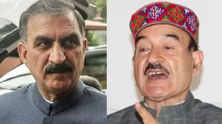हिमाचल प्रदेश के मुख्यमंत्री सुखविन्द्र सिंह सुक्खू और पूर्व मंत्री कौल सिंह। जागरण आर्काइव