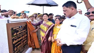 चेक डैम का उद्घाटन करतीं विधायक कल्पना सोरेन और उपस्थित मंत्री सुदिव्य कुमार सोनू।