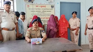 पुलिस ने हिरासत में लिया। (जागरण)