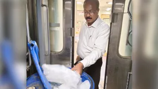 गाड़ी में अवैध पानी की बोतलों को चेक करते रेलवे के अधिकारी