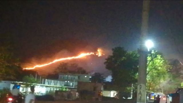 राजनगर: रुंगटा स्टील प्लांट के पास लोधा पहाड़ पर भीषण आग, वन संपदा को भारी नुकसान

