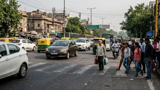 पश्चिमी दिल्ली की सड़कों पर ज़ेबरा क्रॉसिंग और स्पीड ब्रेकर की लकीरें गायब होने से यातायात सुरक्षा खतरे में है। इमेज एआई
