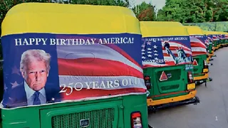दिल्ली के ऑटो रिक्शा अमेरिकी राष्ट्रपति डोनाल्ड ट्रंप और प्रतीकों से सजे हैं। जागरण