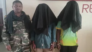 मनोहरपुर में शादी समारोह से पकड़े गए दो आरोपी।