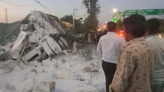 एमडीडीए के स्वागत बोर्ड को तोड़ते हुए सड़क किनारे पेड़ से टकराकर दुर्घटनाग्रस्त हो गया। Jagran
