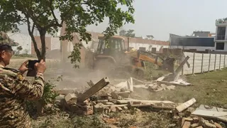 सरोजनी नगर तहसील क्षेत्र में सरकारी भूमि के अतिक्रमण पर चलता बुलडोजरफोटो नगर निगम