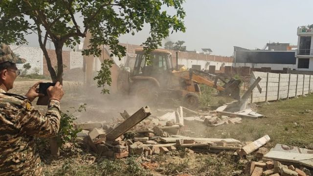 लखनऊ में चला प्रशासन का बुलडोजर, एक ही दिन में 7.75 करोड़ की सरकारी जमीन से हटाया कब्जा
