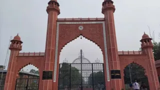 अलीगढ़ मुस्लिम यूनिर्वसिटी।