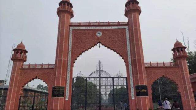 AMU में युवक से बदसलूकी, ‘छोटा पाकिस्तान’ बताकर दी हलाल करने की धमकी; पीड़ित ने कराया मुकदमा दर्ज
