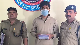 साइबर ठगी के मामले में झारखंड से गिरफ्तार आरोपित। पुलिस विभाग