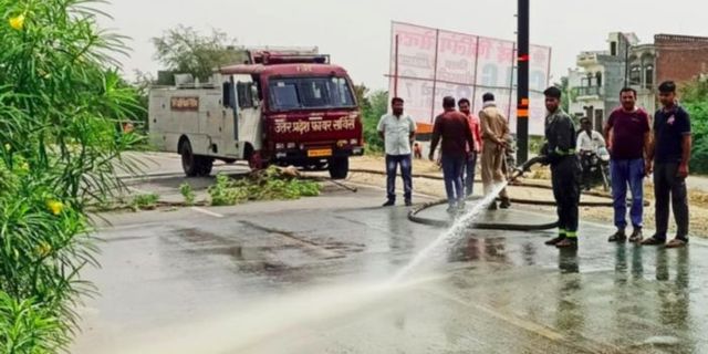 एक के बाद एक फिसलती चली गईं बाइकें, इटावा-मैनपुरी रोड पर फैला टैंकर से केमिकल; कराई गई धुलाई