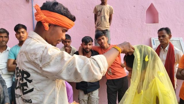 गढ़वा में प्रेम कहानी का अनोखा मोड़: प्रेमी के मना करने पर थाने पहुंची प्रेमिका, थाना प्रभारी की पहल से हुई शादी
