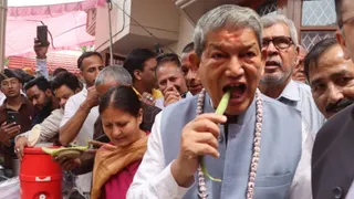 देहरादून में डिफेंस कालोनी स्थित आवास पर आयोजित दावत में ककड़ी का स्वाद लेते पूर्व सीएम हरीश रावत। जागरण