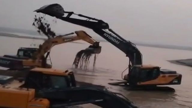 प्रयागराज-कौशांबी में बालू का अवैध खनन : कहीं का रवन्ना-कहीं की बालू, दिन में रास्ता खोदते और रात में यमुना लूट रहे माफिया