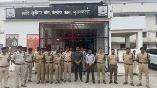 डीएम एसएसपी समेत अन्य अधिकारी और पुलिसकर्मी। (जागरण)