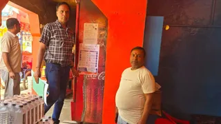 एक खाद्य प्रतिष्ठान के गोदाम पर शीतल पेय आदि की जांच करते वरिष्ठ खाद्य संरक्षा अधिकारी दिलीप जैन। जागरण