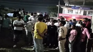 आग बुझाते कर्मी व घटना स्थल पर जुटी स्थानीय लोगों की भीड़। जागरण