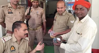 घायल कबूतर को दाना खिलाते थानाध्यक्ष कुंवर गौरव सिंह। जागरण