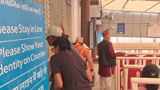 ट्रांजिट कैंप में आफलाइन पंजीकरण कराते यात्री। जागरण