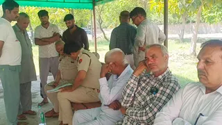 अस्पताल में पुलिस की टीम स्वजन के बयान लेते हुए। जागरण