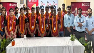 सीबीएसई 10वीं बोर्ड परीक्षा में उत्कृष्ट प्रदर्शन करने वाले छात्रों का सम्मान समारोह।