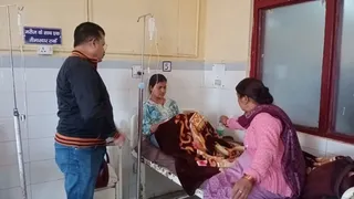 जिला अस्पताल में भर्ती फूड प्वाइजनिंग का शिकार हुए लोगों से बातचीत करते सीएमएस डॉ. अमित राय