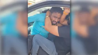 पूरनपुर में कोतवाली रोड पर कार में धर्मेंद्र को दबोचे आरोपित