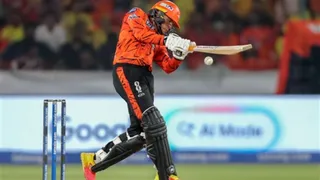 अभिषेक शर्मा बल्लेबाजी करते हुए