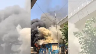 दिल्ली में मोहल्ला क्लीनिक में लगी आग। फोटो: जागरण