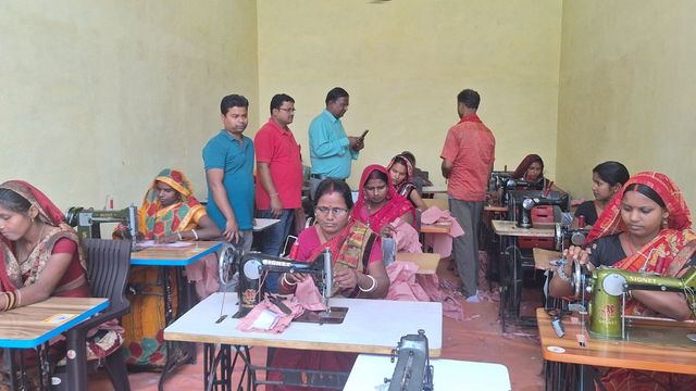 बिहार में जीविका दीदियों को मिला रोजगार, आंगनबाड़ी बच्चों के लिए तैयार कर रहीं ड्रेस
