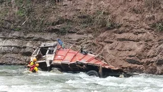 अनियंत्रित होकर यमुना में गिरे ट्रक में लापता की तलाश करती एसडीआरएफ टीम।