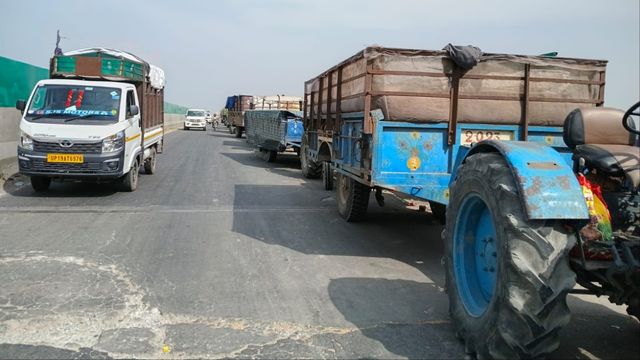 यूपी-हरियाणा बॉर्डर पर 72 घंटे से गेहूं लदे वाहनों के साथ क्यों खड़े हैं किसान? प्रशासन के एक आदेश ने बढ़ाई टेंशन
