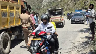 कनवाडी में कमानी पट्टा टूटने से बीच रोड फंसा, जाम लगा. Jagran