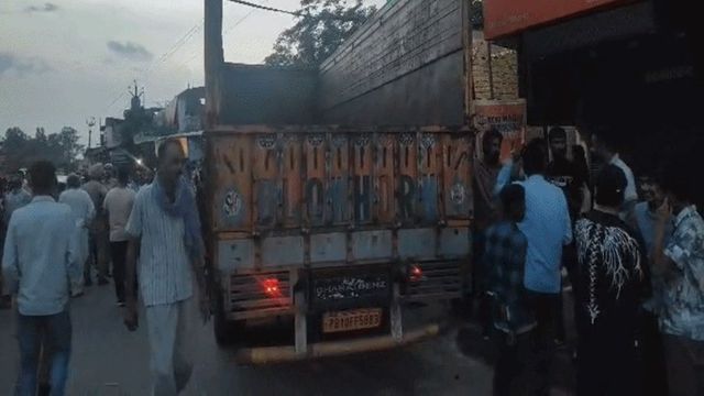 पठानकोट में अनियंत्रित ट्रक ने मचाया कहर, चार दुकानें और दो कारें क्षतिग्रस्त; ड्राइवर गिरफ्तार
