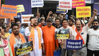 दिल्ली विश्वविद्यालय मेट्रो स्टेशन के बाहर लव जिहाद के विरोध में प्रदर्शन करते हिंदू संगठनों के कार्यकर्ता। जागरण