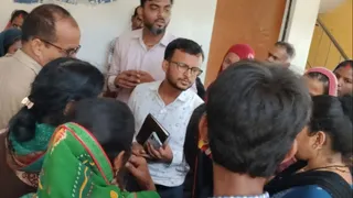 स्मार्ट मीटर से अधिक बिल आने पर महिलाओं का हंगामा।