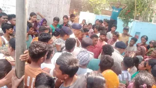 घटनास्थल पर जुटी भीड़। (जागरण)