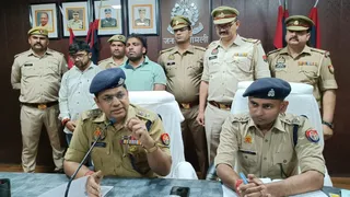 शामली पुलिस लाइन में प्रेसवार्ता के दौरान जानकारी देते एसपी एनपी सिंह। जागरण