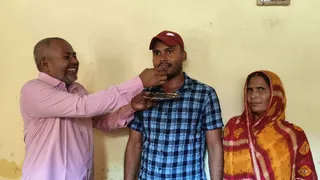 विवेक को मिठाई खिलाते पिता। जागरण