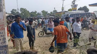 सड़क जाम करते आक्रोशित ग्रामीण। जागरण