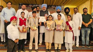 बच्चों को सम्मानित करते हुए वित्त मंत्री चीमा।
