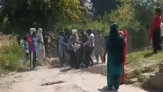 झगड़े के दौरान लोग। वीडियो की तस्वीर।