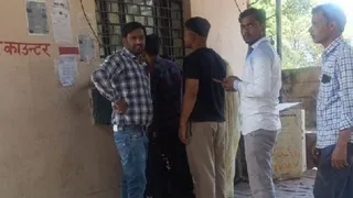 बिजली कटने के बाद पैसे जमा करने पहुंचे लोग।