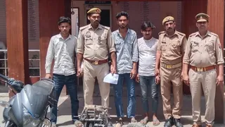 पुलिस की गिरफ्त में बाइक चोर।