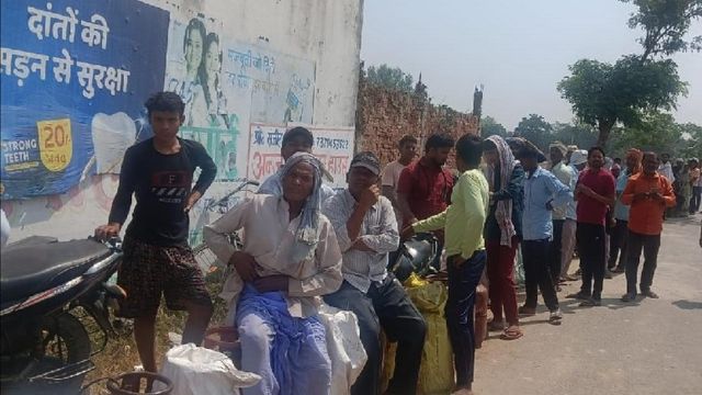 कुशीनगर में बुकिंग के दो सप्ताह बाद भी होम डिलीवरी नहीं, उपभोक्ता परेशान; कालाबाजारी का आरोप
